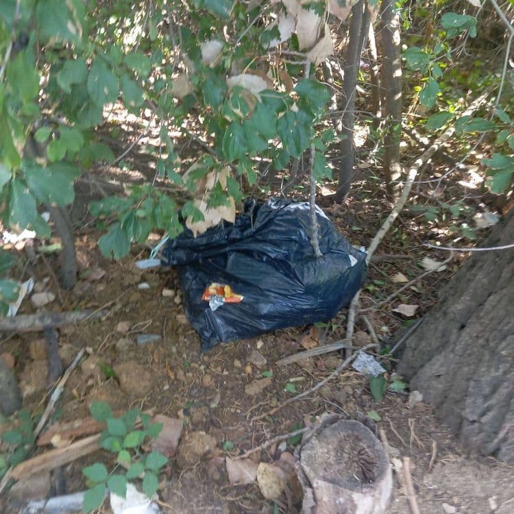 J'étais à cet endroit pour pêcher ou beaucoup de déchets sont laissés par d'autres pêcheurs très dégueulasse peu scrupuleux , la monture en ferraille était un barnum montée par des pêcheurs immatriculés en Allemagne ils ont dû la casser et l'ont laissée ici ...