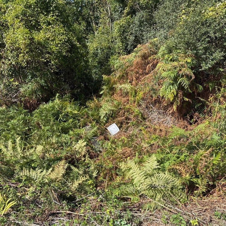 Plastique et étendoir en contrebas du chemin juste avant le chemin de Rando à gauche 
En direction de st Pabu
