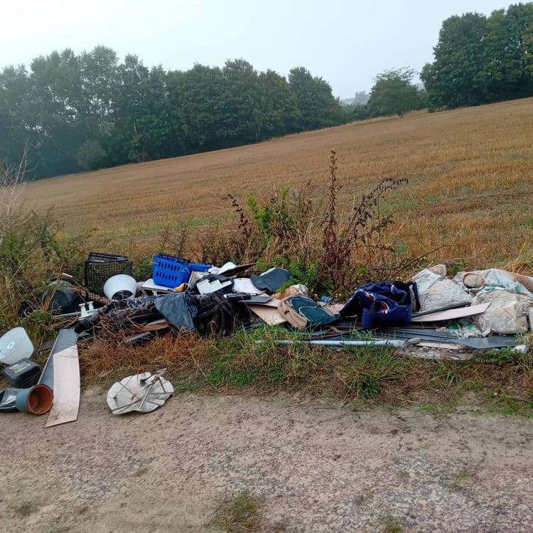 Divers déchets plastiques gravats de chantier bois de meuble 