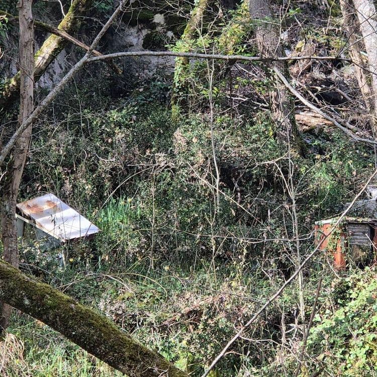 Dépôt sauvage d'électroménagers divers situés dans la pente du pré 