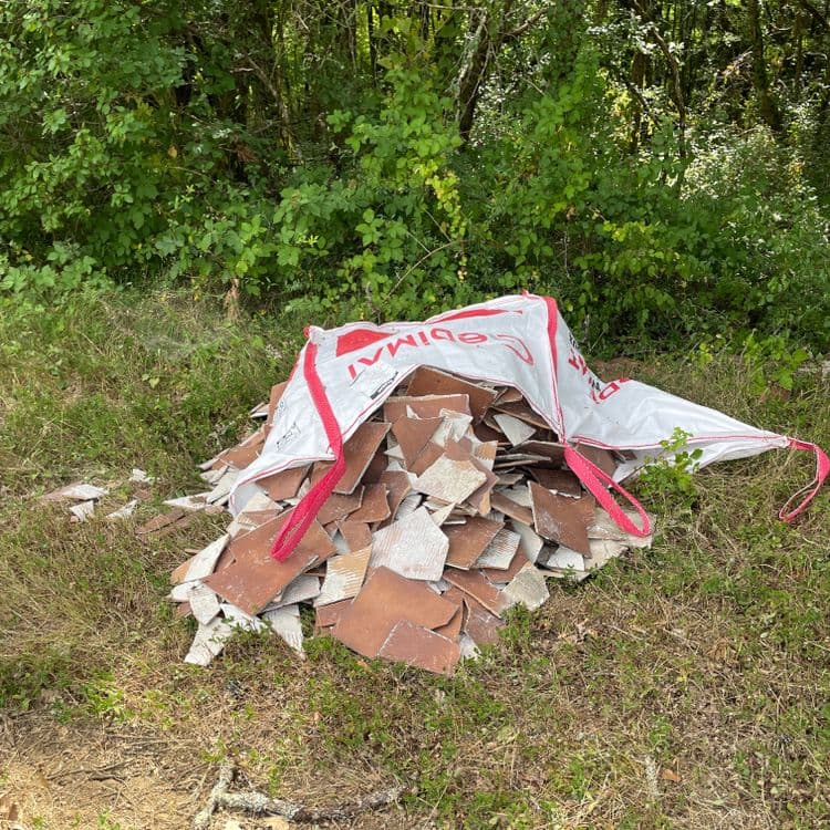 Décharge sauvage de carrelage 
