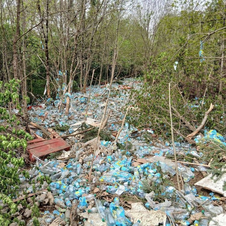 Suite a un accident de camion des bouteilles eaux gazeuse sont déverser sur un rayon de 50 a 100m mais aussi des éléments de carrosserie restant (bois, alu, ferraille, plastique...) 