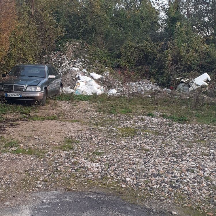 Gravats et épave, terrain privé probablement 
