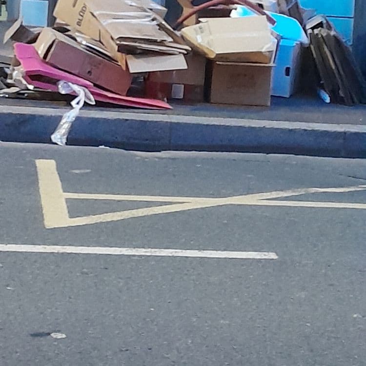 Il y a un énorme tas de boîtes de carton 