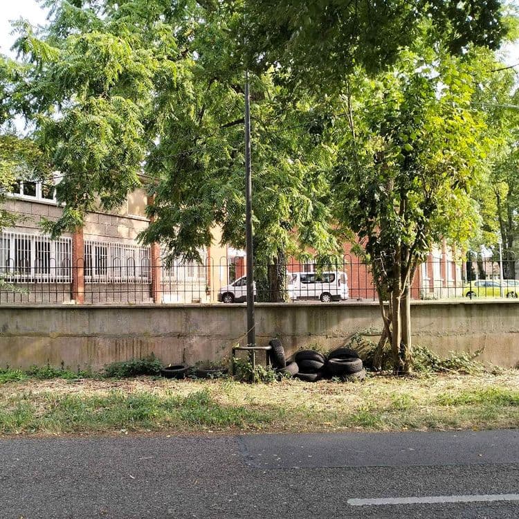 Pneus usagés abandonnés au bord de la route 