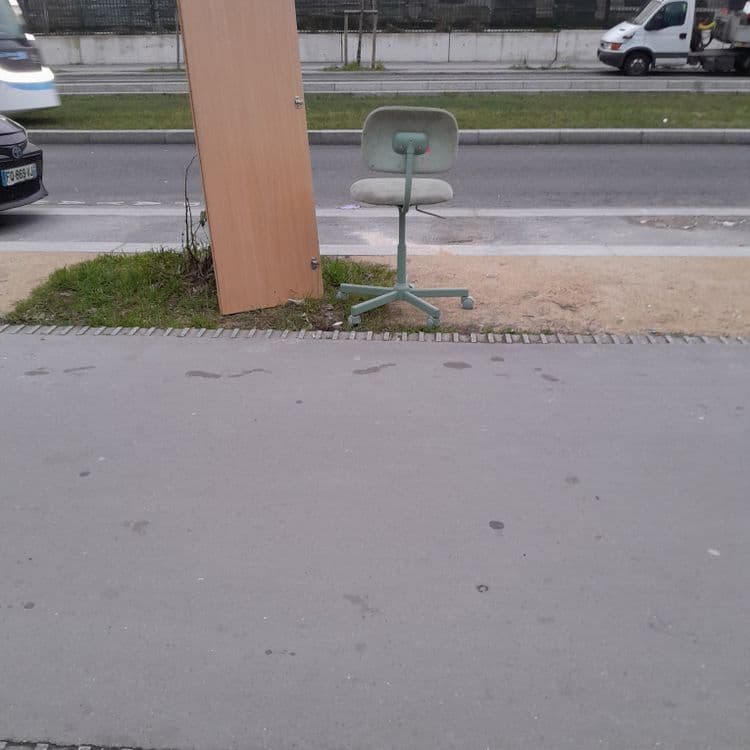 Chaise de bureau  et planche 