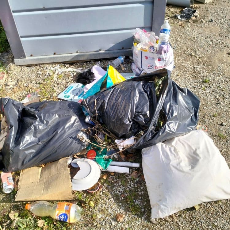 Déchets divers et ménager à côté de container à verre et bio déchets 