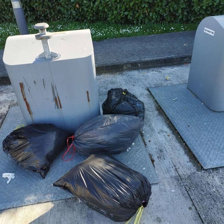 Sacs poubelles noirs. Il y en a quatre au total.
