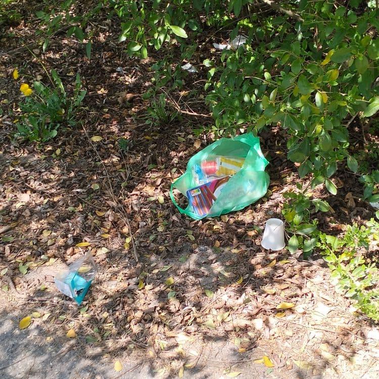 Déchets divers abandonnés sur un parking public 