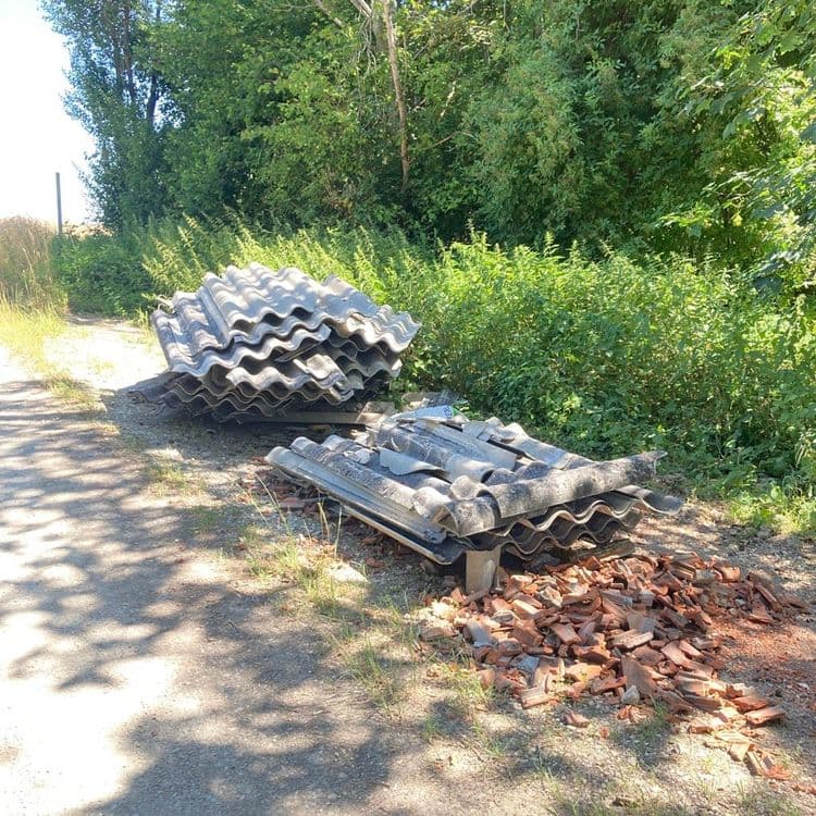 Je constate un décharge énorme d’amiante sur un zone de captage. 