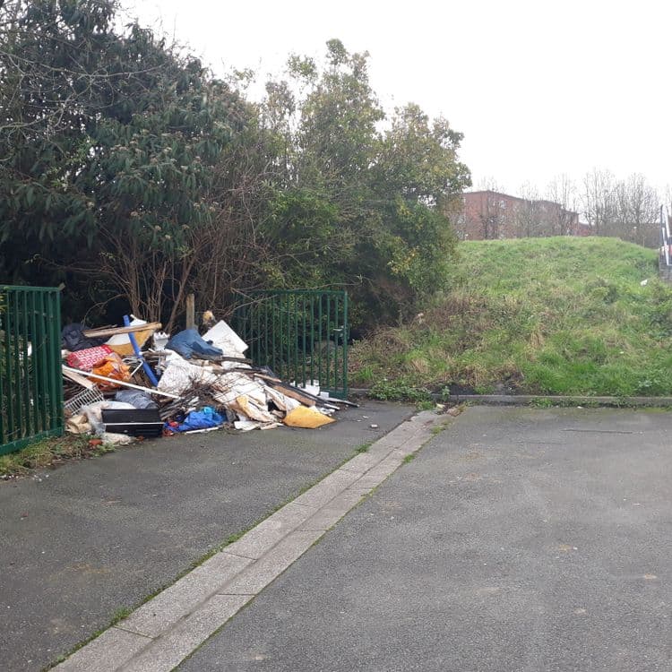 Présence depuis des semaines d'une décharge ou stockage de déchets à l'arrière d'un terrain qui déborde sur la chaussée, il y a également des déchets dans la végétation depuis des années.
Le lieu est une impasse où il y a souvent des dépots.