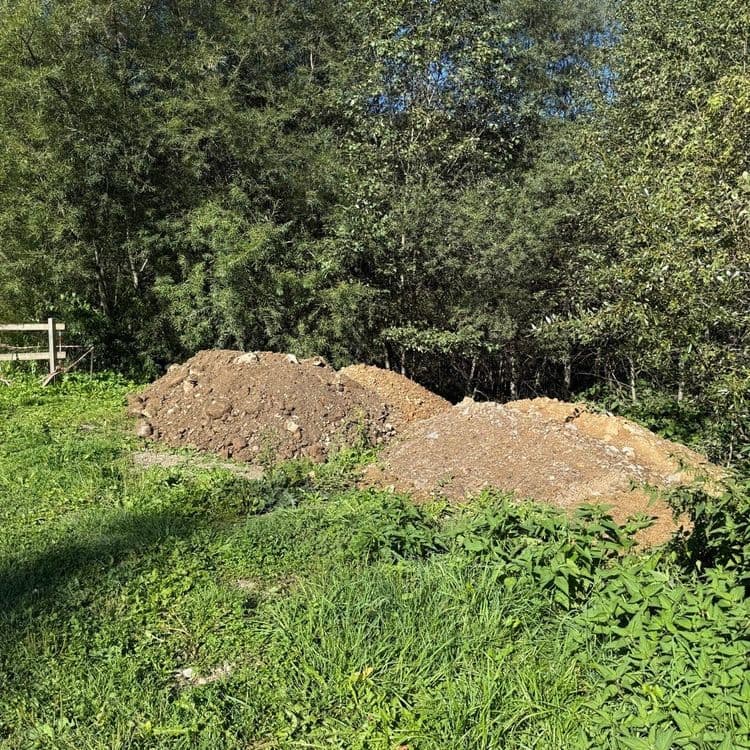 Je constate que cette entreprise a déversé dans ce terrain vague plusieurs bennes de gravats et remblais. L’entreprise rénove une ferme au pied de la plagne 74110 Morzine 