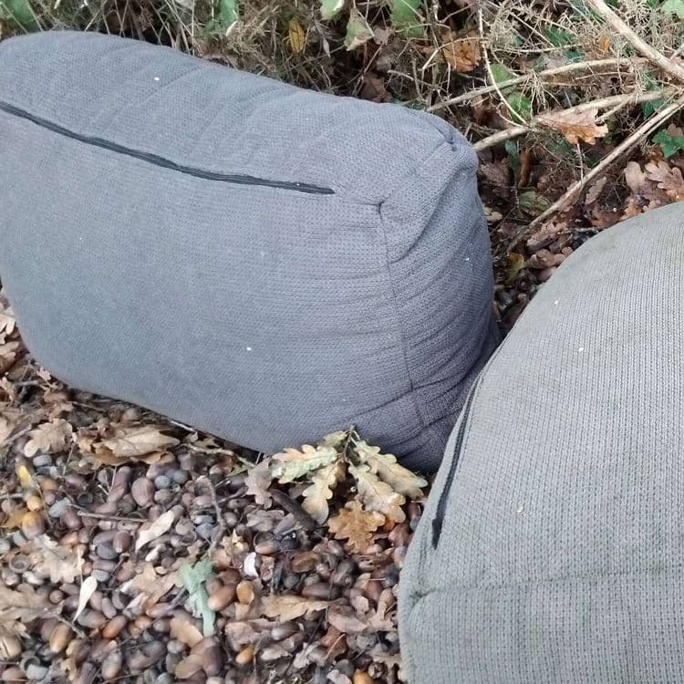 Trois coussins de canapé abandonnes au bord de la route. Bien visibles. Ne nécessite pas de remorque. 