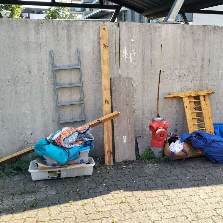 Mobilier, luges, déchets divers 