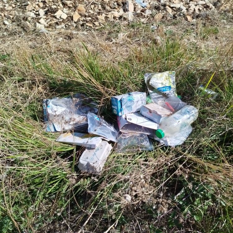 Poubelle et plastiques qui commencent à s'étaler 