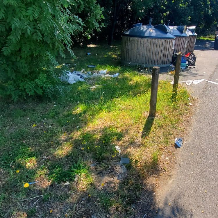 Nous sommes mardi 11h25, devant la decheterie : dépôt sauvage 
