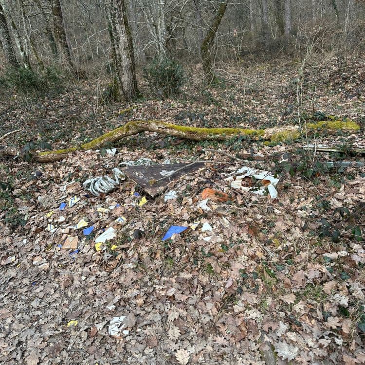 Déchets de chantiers : carrelage, gaines, barres de fer, contreplaqué 