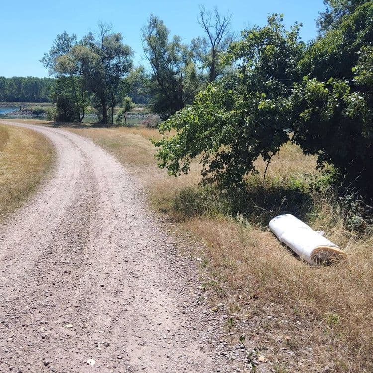 Matelas qui traîne depuis des semaines, même l'employé de VNF tond l'herbe autour sans ramassé le matelas.
