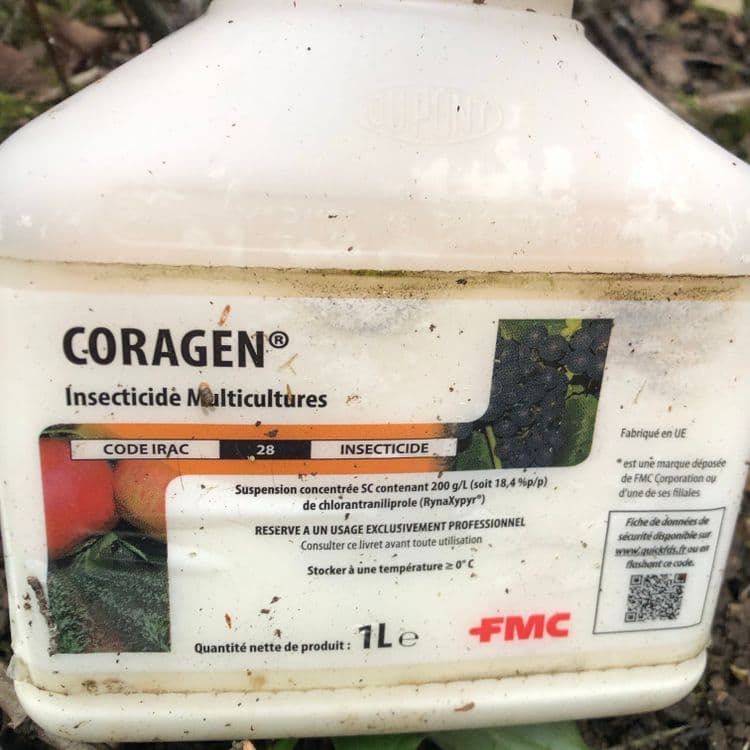 Plusieurs bidons de différentes tailles pleins de produits phytosanitaires.