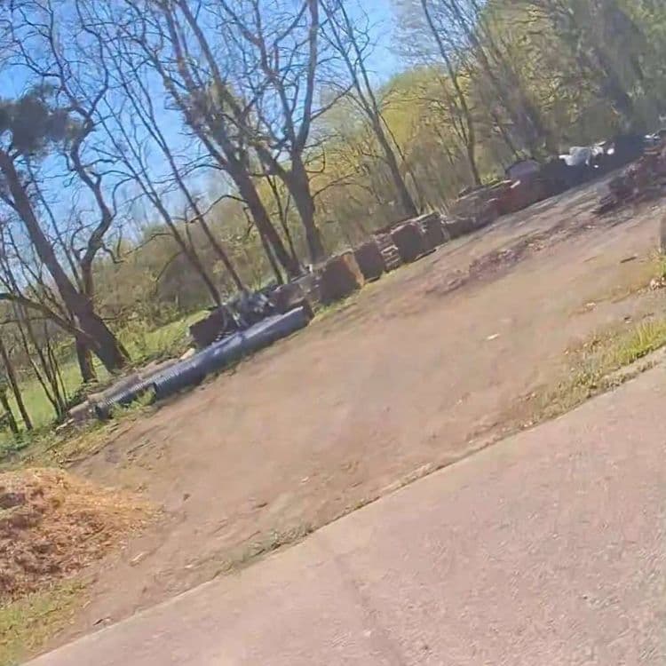 Voici une estimation des déchets présents sur les images :

*   **Blocs de béton** : Environ 10 blocs, estimés à 20 kg chacun, soit un total de 200 kg.
*   **Tuyaux en PVC** : Longueur totale estimée à 6 mètres, avec un poids d'environ 5 kg par mètre, soit un total de 30 kg.
*   **Déchets verts** : Une quantité indéterminée de branchages et de bois, estimée à environ 10 kg.
*   **Déchets de bois et paillis** : Une quantité indéterminée de déchets de bois et paillis, estimée à environ 5 kg.
*   **Divers** : Une quantité indéterminée de gravats divers, estimée à environ 5 kg.+ Deux poubelles grande 