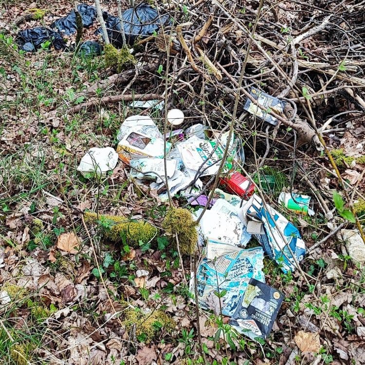 Voici une évaluation des déchets présents sur le site :

Les déchets principaux identifiés sont constitués d'emballages alimentaires variés. Cela comprend des cartons de pizza (environ 1 kg pour 2 cartons), des emballages de produits surgelés (0,5 kg pour 3 emballages), des canettes de boisson (0,3 kg pour 2 canettes), divers papiers et plastiques d'emballage (1 kg environ), ainsi que des sacs poubelles remplis (environ 5 kg par sac, 2 sacs présents). On note également la présence d'une barquette alimentaire en plastique (0.1 kg).

Le poids total estimé de ces déchets est d'environ 13 kg. Les cartons de pizza et les sacs poubelles représentent le volume le plus important.
