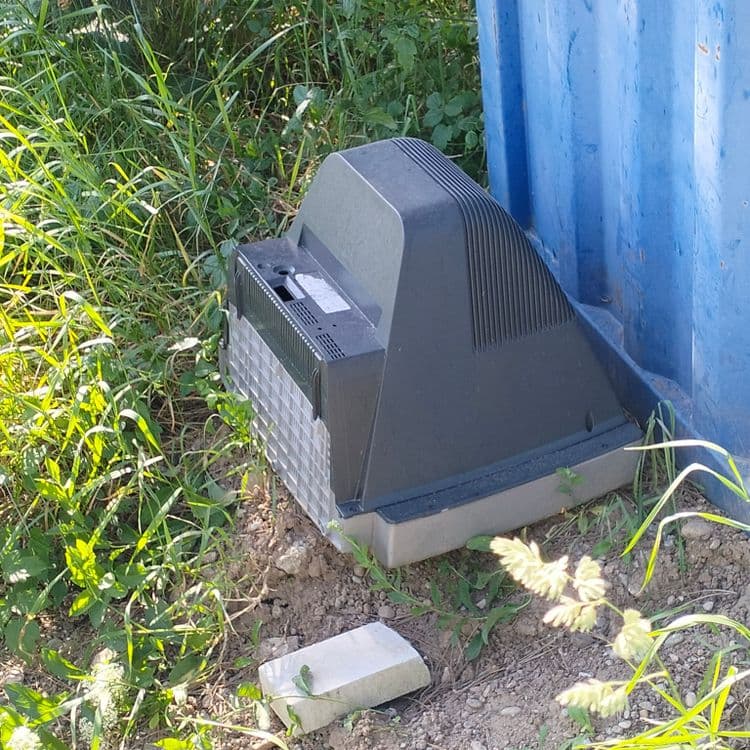 Déchets divers, gravats de chantier abandonnés sur un chemin en bordure d'autoroute 