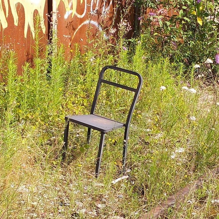 Chaise et déchets divers au bord de voies ferrées 