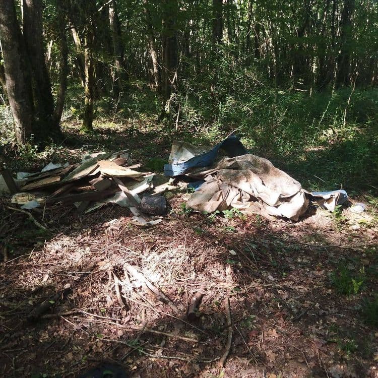 Plastiques et bois traité (morceaux de meubles)
Dépôts sauvages réguliers car l'endroit est caché de la route 
