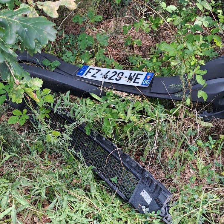 Avant de voiture plus plaque