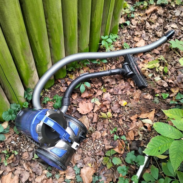 Aspirateur abandonné dans un canisite 