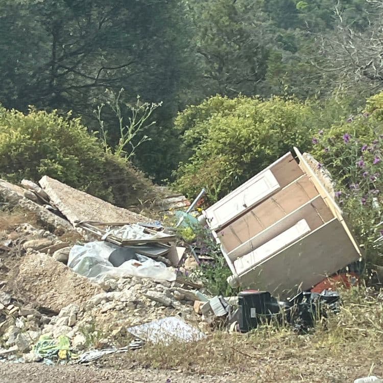 Voici une estimation des déchets présents sur le site :

*   **Débris de construction/démolition :** Il y a des morceaux de béton, de plâtre, de briques ou de tuiles. L'estimation de la quantité est d'environ 150 kg.
*   **Meubles :** On peut identifier une partie d'un meuble en bois (armoire ou commode). Estimons ce déchet à environ 30 kg.
*   **Plastique :** On aperçoit des sacs en plastique et divers éléments plastiques. L'estimation de la quantité est de 5 kg.
*   **Déchets divers :** On peut voir des déchets divers non identifiables précisément (textiles, emballages, etc.). L'estimation de la quantité est de 10 kg.
*   **Électroménager/électronique:** Il semble y avoir des déchets d'appareils électroniques. L'estimation de la quantité est de 20 kg.