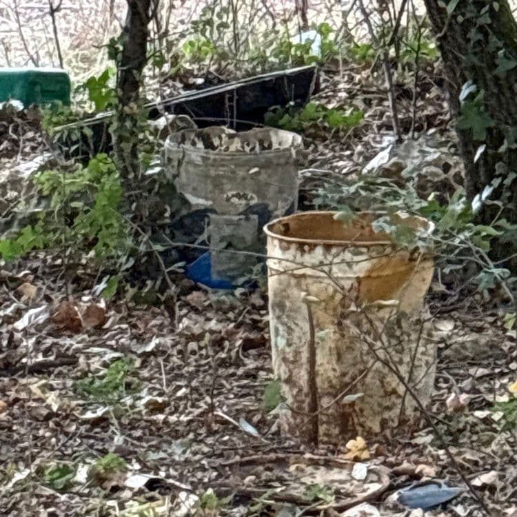 Déchets chimiques laissé sur le bord du sentier proche d’un champ ￼