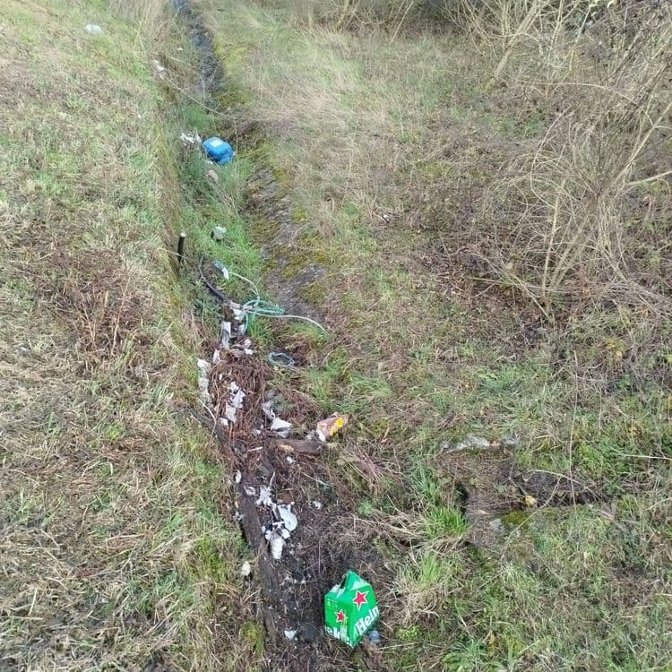 Dans fossé, a côté du chemin, à proximité du rond-point, déchets alimentaires, de chantier et gros bidon