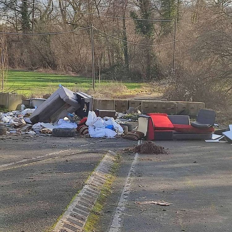 Suite à l'analyse de l'image, voici l'estimation des déchets présents sur le site :

*   Mobilier (canapés, fauteuils) : environ 150 kg, comprenant 2 canapés et 1 fauteuil.
*   Déchets ménagers en sacs : environ 50 kg, répartis dans 6 sacs.
*   Déchets divers (textiles, pneus, plastiques, gravats): environ 100 kg.
