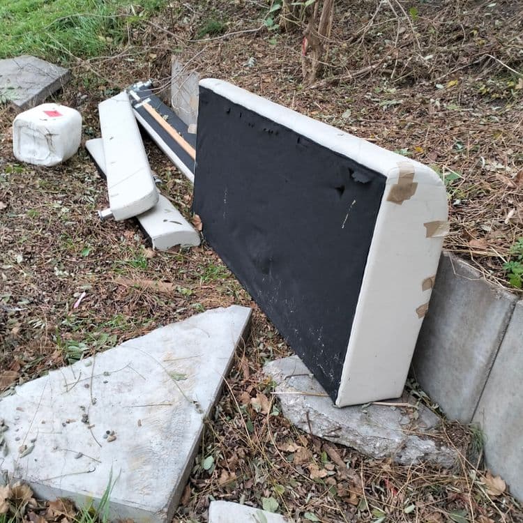 Canapé et bidon plastique abandonnés au bord de la route 