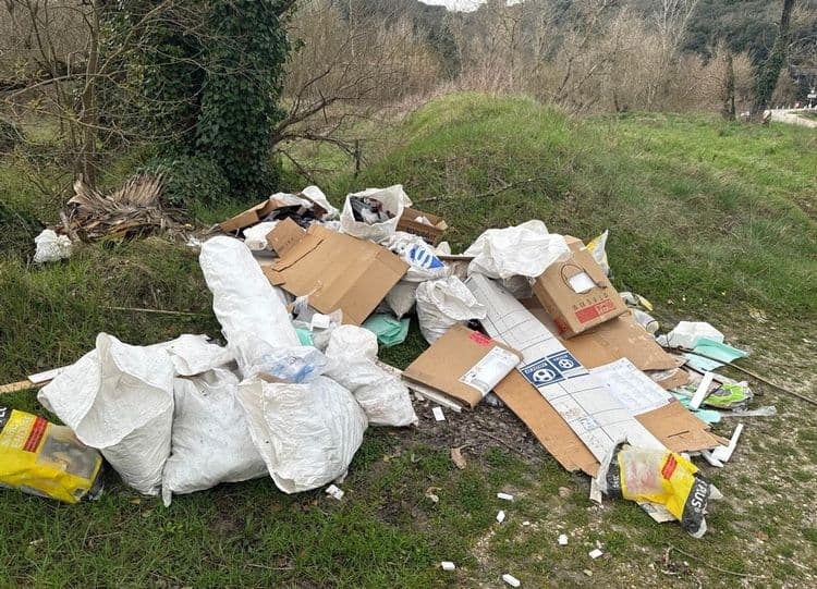 Voici une estimation des déchets présents sur le site :

*   **Cartons :** Plusieurs cartons de différentes tailles sont visibles. Leur poids total est estimé à environ 5-7 kg. On dénombre environ 6 cartons.

*   **Sacs en plastique :** On observe des sacs en plastique blancs et transparents. Le poids estimé de l'ensemble des sacs est d'environ 3-5 kg. Il y a environ 6 sacs.

*   **Déchets divers en plastique :** Une variété de petits déchets plastiques sont dispersés autour des sacs et des cartons. On estime le poids de ces déchets à environ 1-2 kg.

*   **Emballages divers (papier, plastique souple) :** On remarque des emballages de produits divers, probablement en papier ou en plastique souple. Le poids total est estimé à environ 1-2 kg.

*   **Autres déchets:** On peut distinguer des petits déchets non identifiables au premier coup d'oeil. Leur poids est estimé à moins d'1kg.

