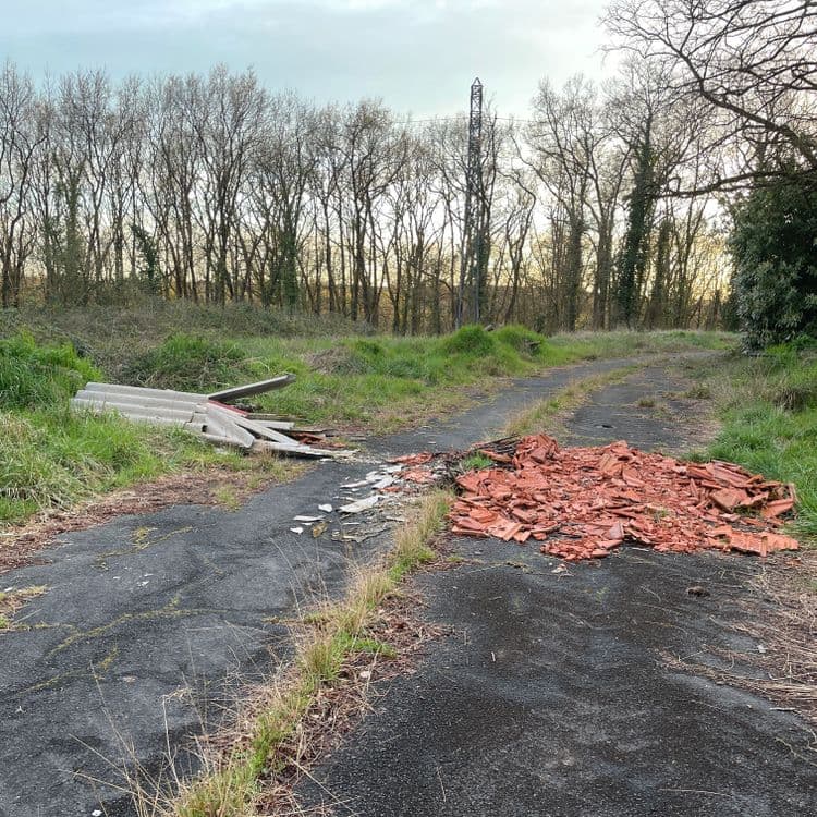 Déchets constatés sur le site :

- **Débris de toiture en fibrociment**:  Estimation du poids : 50 kg. Quantité : environ 1 mètre cube.

- **Tuiles en terre cuite cassées**: Estimation du poids : 150 kg. Quantité : approximativement 1,5 mètre cube.


Ces estimations de poids et de volume sont approximatives et basées sur l'observation visuelle.  Un relevé précis nécessiterait une intervention sur place.
