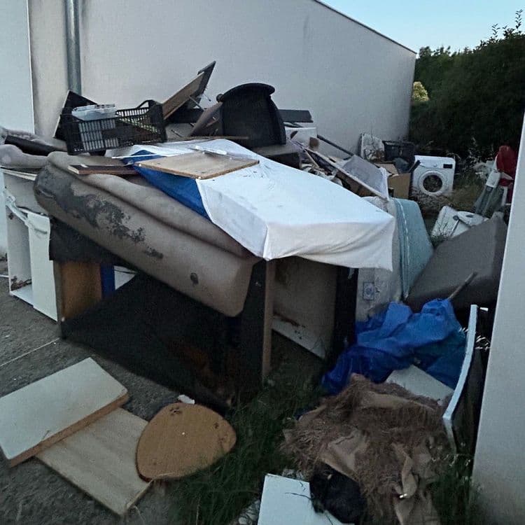Aussonne (31840), toujours le même lotissement : Les jardins d’Alsona. Rue Émile Zola. C’est géré par Foncia Toulouse. Le lotissement se transforme en déchèterie géante, la gestion des espaces verts est catastrophique. Avec les fortes chaleur la situation sanitaire devient critique. 