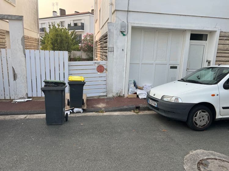En plein centre ville de Royan, poubelles non ramassées depuis plusieurs semaines, et ça commence à sentir très mauvais !!