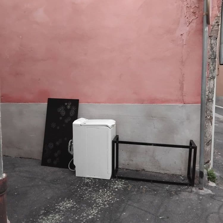 Voici une estimation des déchets présents sur la photo :

*   Une machine à laver : environ 25 kg
*   Un panneau noir décoratif : environ 5 kg
*   Une structure métallique : environ 10 kg
*   Débris divers (plastique, polystyrène, etc.) : environ 1 kg

