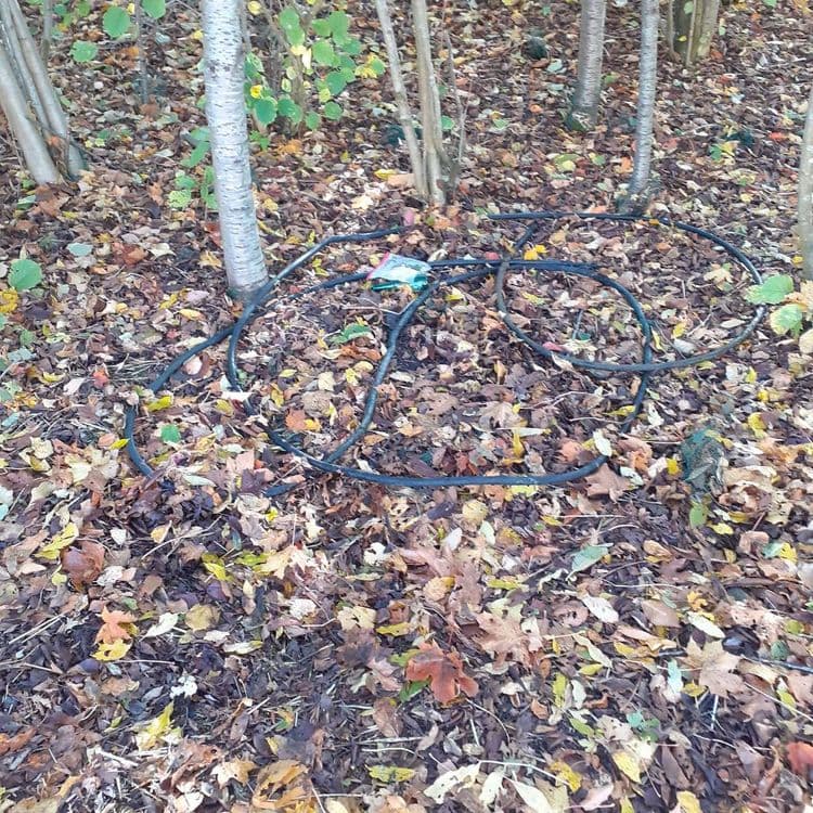 Les déchets présents sur l'image incluent :

*   Un câble noir, probablement électrique ou d'alimentation, estimé à environ 2 kg et d'une quantité de 1.
*   Un sac plastique contenant des déchets divers, estimés à environ 0.1 kg et d'une quantité de 1.