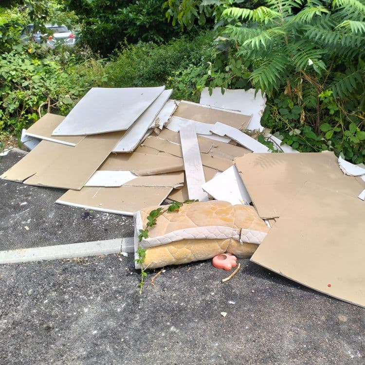 Pneus usagés, placoplâtre, déchets divers 