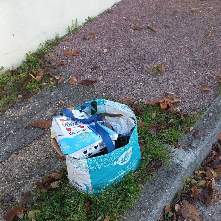 bouteilles en verre sur le trottoir.
