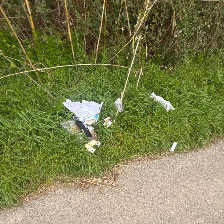 Déchets retrouvés sur site :

- Documents papiers : environ 0.5 kg, soit une quantité approximative de 50 feuilles A4.
- Emballages plastiques : environ 0.2 kg, soit un ou deux emballages de téléphones portables.
- Téléphones portables : environ 0.5 kg, soit deux téléphones.
- Petite boîte en carton : environ 0.1 kg.
- Tissus : environ 0.1 kg, soit un morceau de tissu.
- Carte plastique : environ 0.01 kg.

Total estimé : environ 1.4 kg de déchets.
