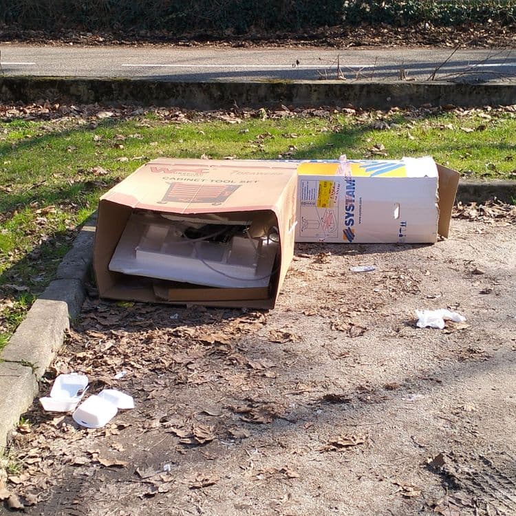Deux gros cartons abandonnés sur un parking public 
