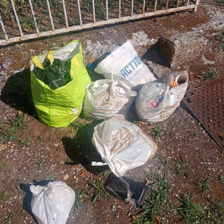 Un sac tous les mercredis, il y a 5 sacs. Ils sont à côté de l'église de Mouthiers-sur-Boëme, la mairie n'a pas l'air d'être dérangée, le Grand Angoulême ne ramasse pas. C'est dégueulasse, ce village est dégueulasse.