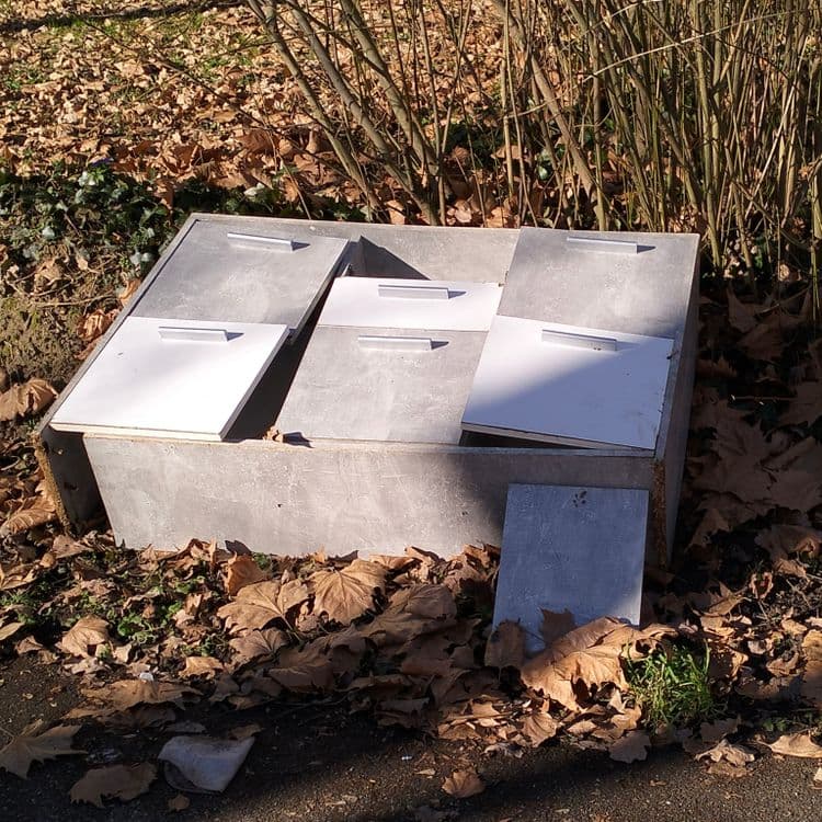 Meuble abandonné à côté d'un parking public 