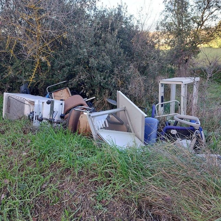 Mobilier de bureau et frigo

