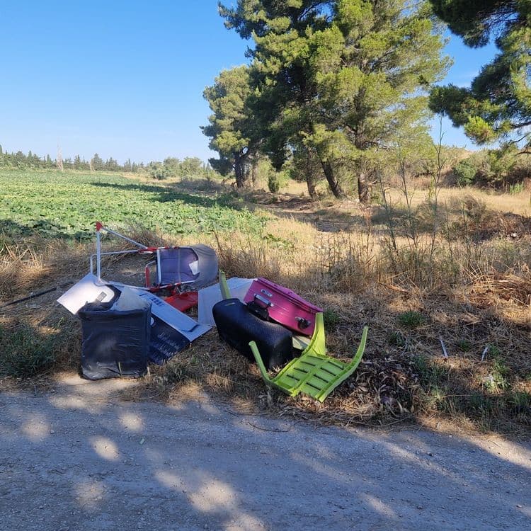 Voici une estimation des déchets présents sur le site :

*   **Mobilier divers:** On observe une chaise en plastique vert (environ 1 kg), ainsi que des éléments de mobilier de camping tels qu'un siège pliant et des pièces détachées (environ 3 kg au total).
*   **Valises et sacs:** Une valise rose et une valise noire sont visibles (environ 6 kg chacune), ainsi qu'un sac poubelle noir rempli de déchets (environ 5 kg).
*   **Emballages et carton:** On constate la présence d'emballages en carton divers (environ 2 kg).

Le poids total estimé des déchets est d'environ 29 kilogrammes. Les quantités observées sont : une chaise, deux valises, un sac poubelle et divers emballages cartons.