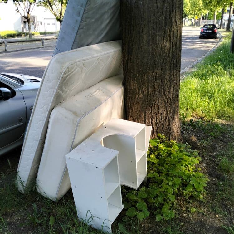 Plusieurs matelas et mobilier abandonnés au bord de la route 